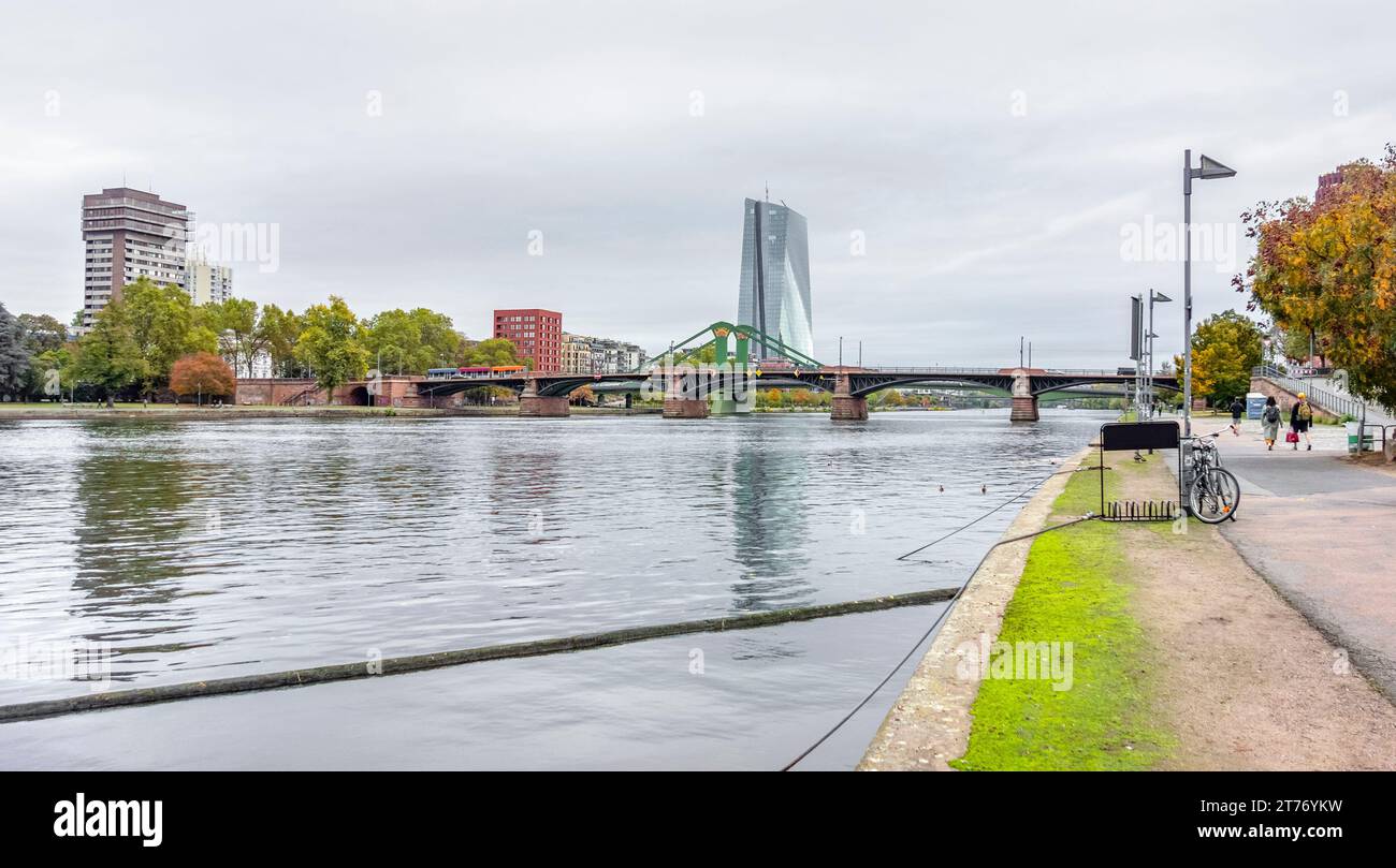 Impression riveraine vue à Francfort-sur-le-main, une ville dans l'état allemand de Hesse Banque D'Images