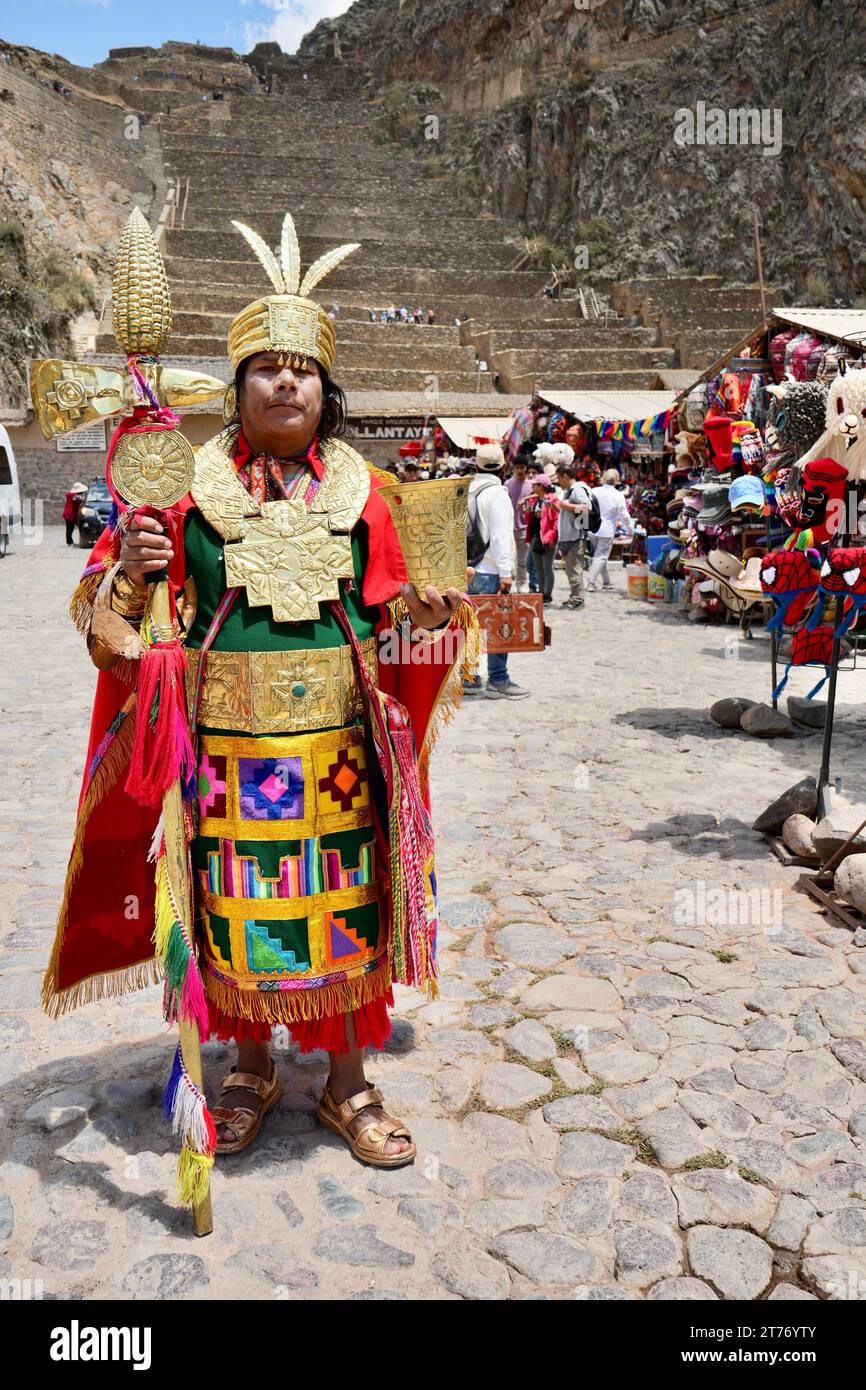 Homme habillé en guerrier Inca au site inca du sanctuaire d'Ollantaytambo. Ollantaytambo, Pérou, 5 octobre 2023. Banque D'Images