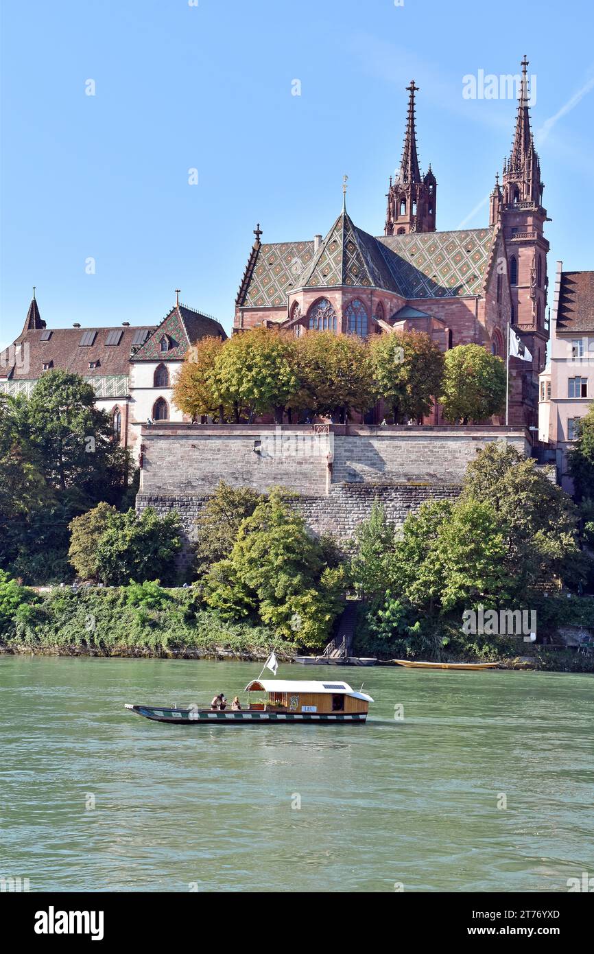 Bâle, Suisse, la partie la plus ancienne de la ville, et la cathédrale avec ferry alimenté par le flux de la rivière Banque D'Images