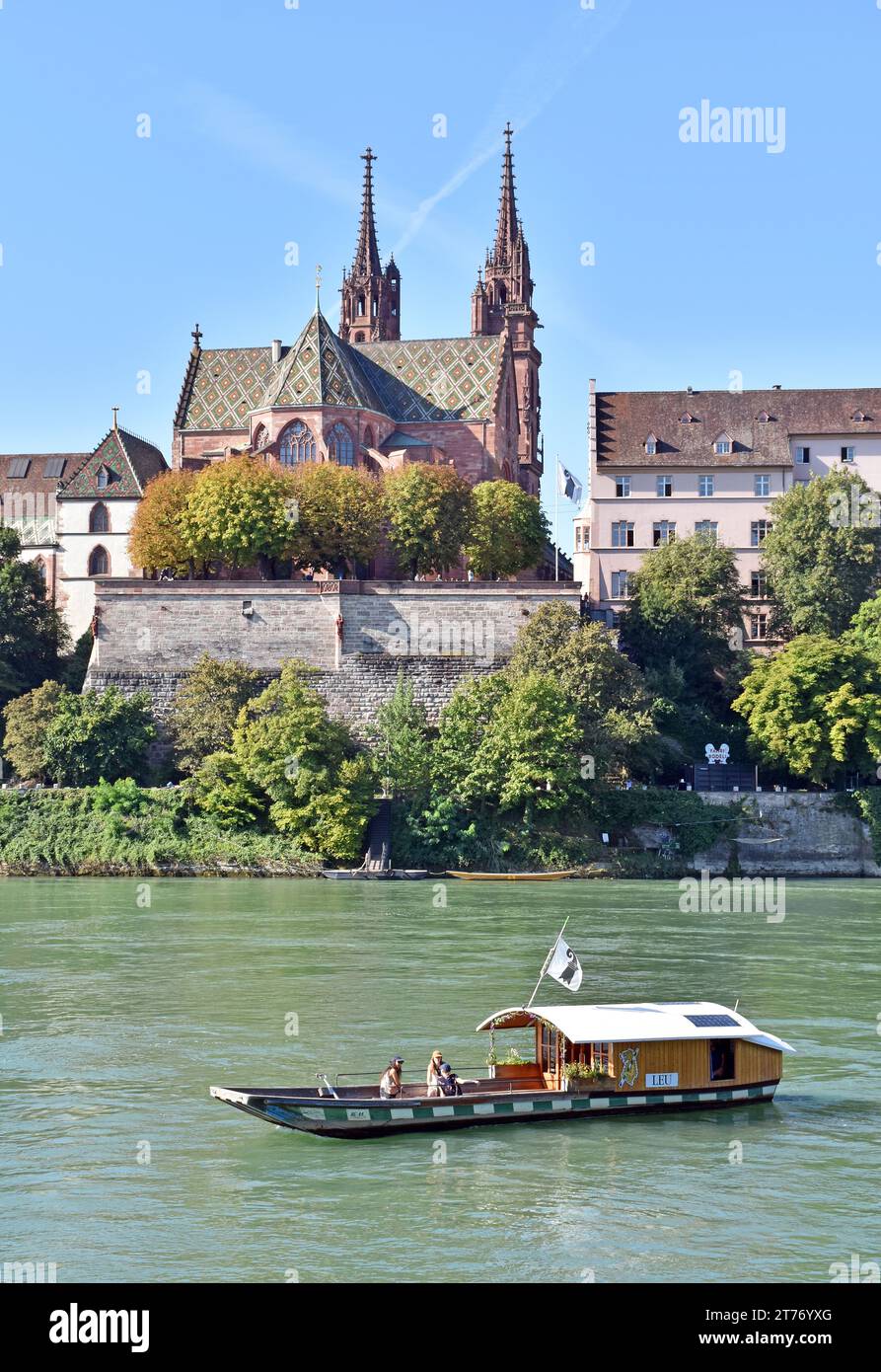 Bâle, Suisse, la partie la plus ancienne de la ville, et la cathédrale avec ferry alimenté par le flux de la rivière Banque D'Images