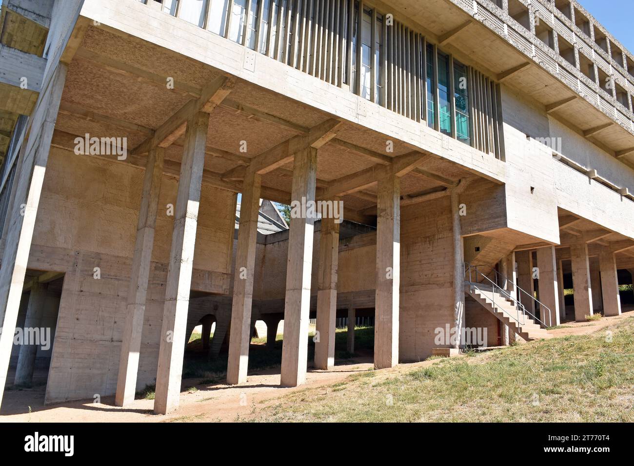 Sainte Marie de la Tourette, prieuré de l'ordre dominicain sur une colline près de Lyon France, architecte le Corbusier, son dernier bâtiment. Construit en 1953-61 Banque D'Images