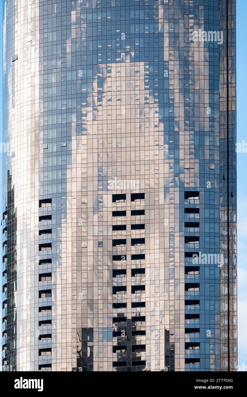 Vue rapprochée du reflet dans le verre sur le côté d'un immeuble de grande hauteur à Melbourne, Victoria, Australie. Banque D'Images
