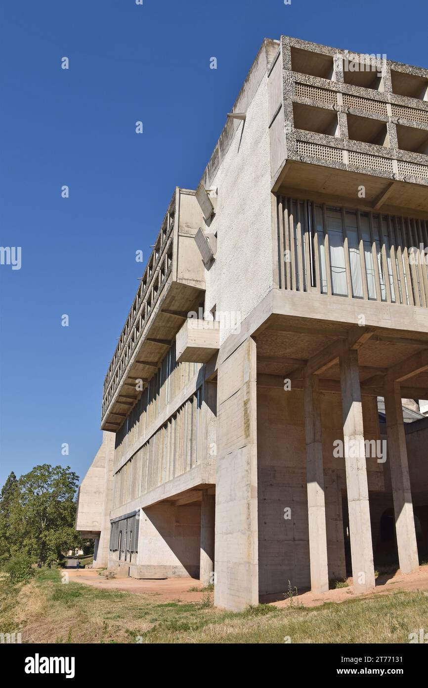 Sainte Marie de la Tourette, prieuré de l'ordre dominicain sur une colline près de Lyon France, architecte le Corbusier, son dernier bâtiment. Construit en 1953-61 Banque D'Images