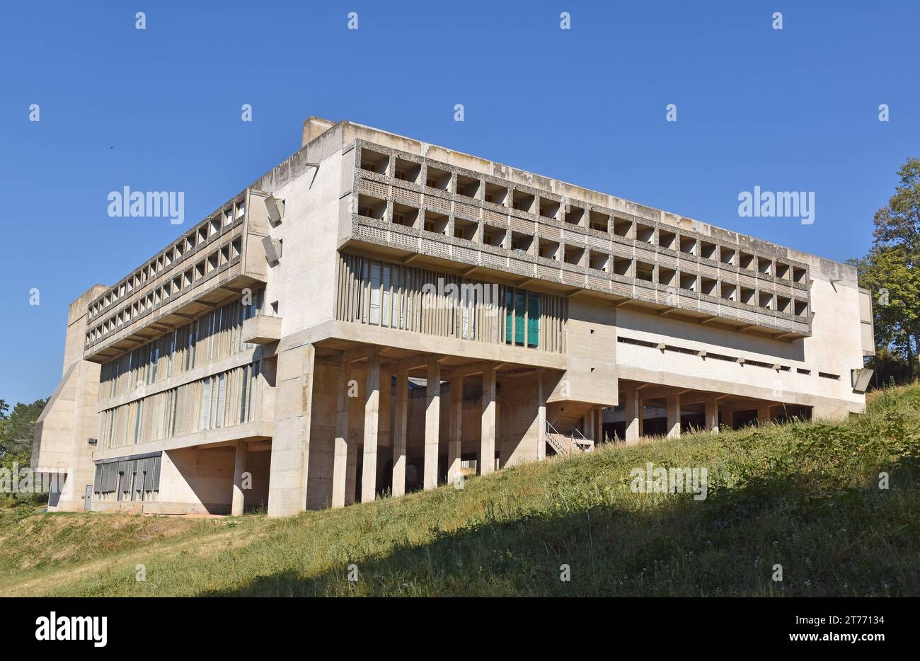 Sainte Marie de la Tourette, prieuré de l'ordre dominicain sur une colline près de Lyon France, architecte le Corbusier, son dernier bâtiment. Construit en 1953-61 Banque D'Images