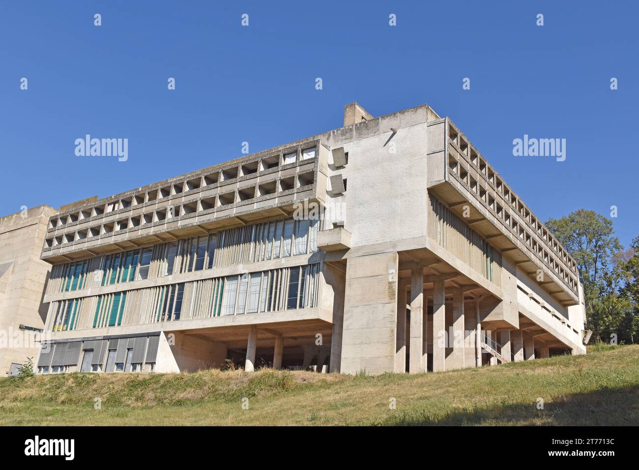 Sainte Marie de la Tourette, prieuré de l'ordre dominicain sur une colline près de Lyon France, architecte le Corbusier, son dernier bâtiment. Construit en 1953-61 Banque D'Images