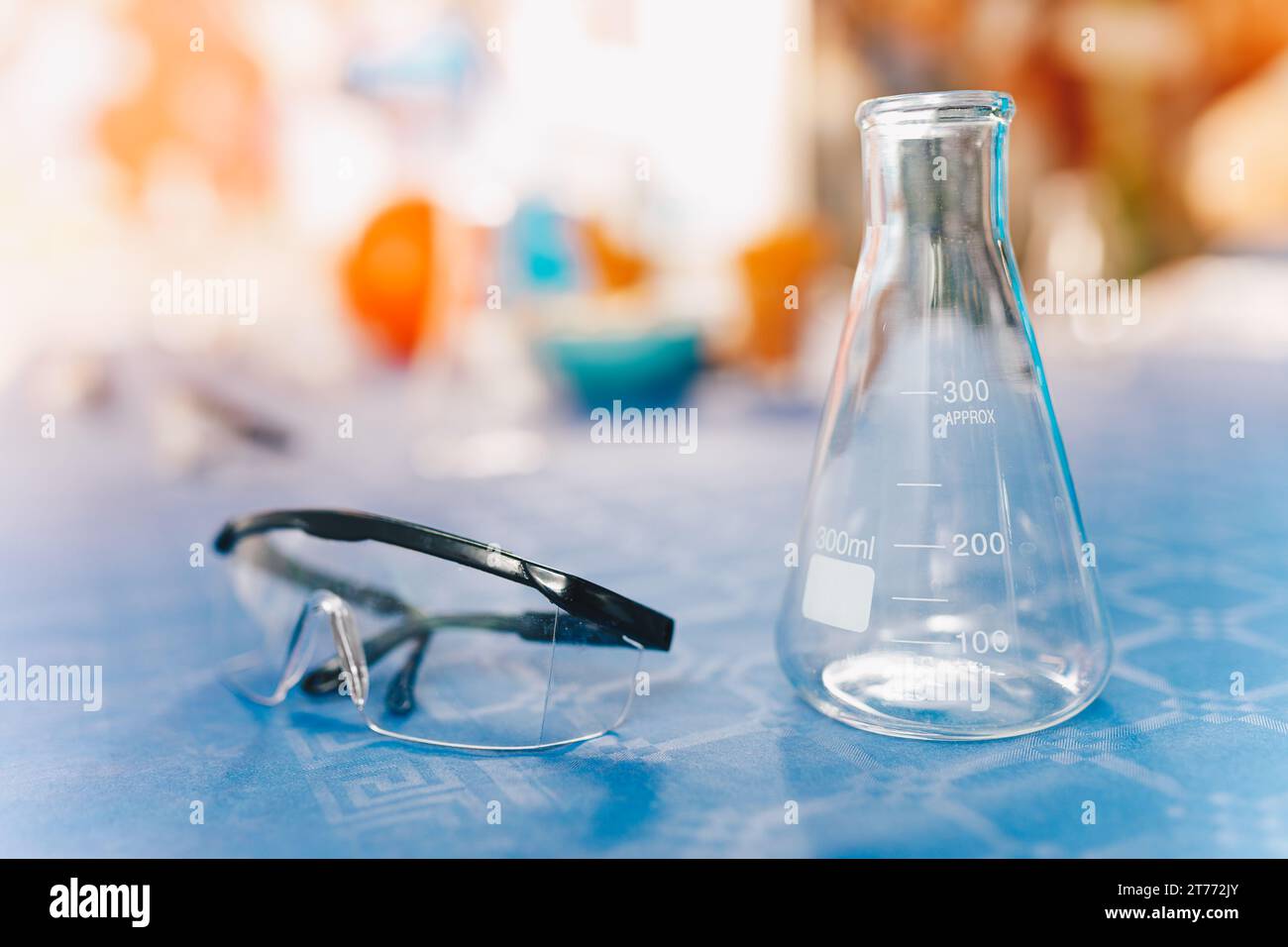 Atelier de l'école de sciences pour les enfants. Appareil de laboratoire de chimie. Verres d'atelier de chimie et carafe de chevet de chimie Banque D'Images