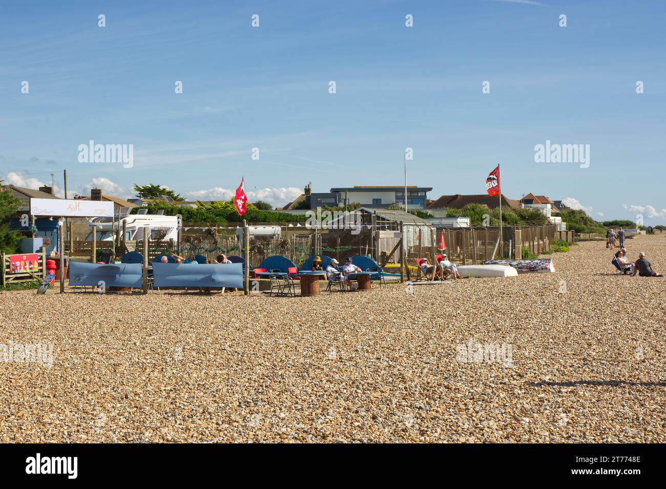 Petit café de plage à East Preston près de Littlehampton dans le West Sussex, l Angleterre. Avec des gens assis au soleil. Banque D'Images