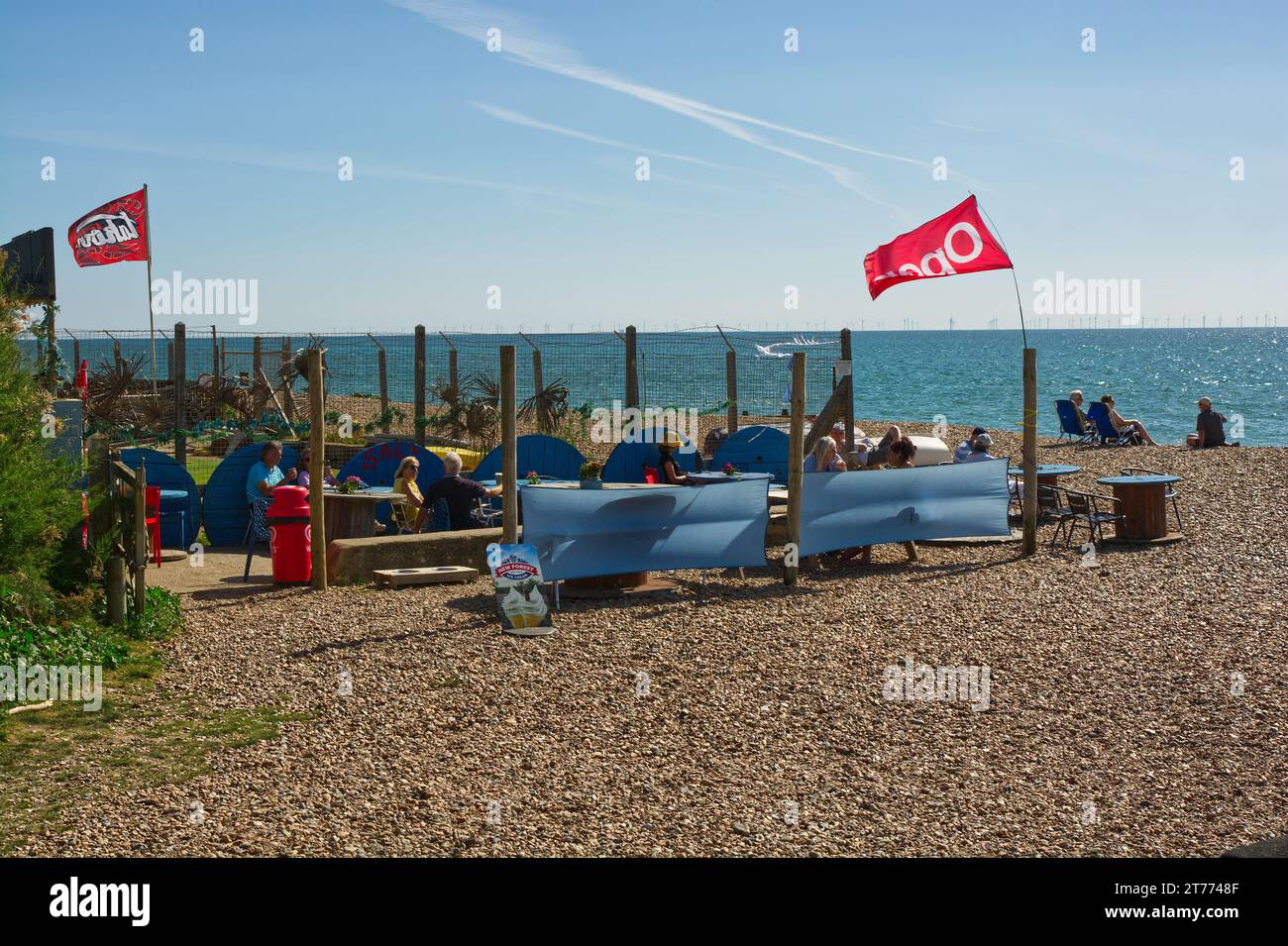 Petit café de plage à East Preston près de Littlehampton dans le West Sussex, l Angleterre. Avec des gens assis au soleil. Banque D'Images