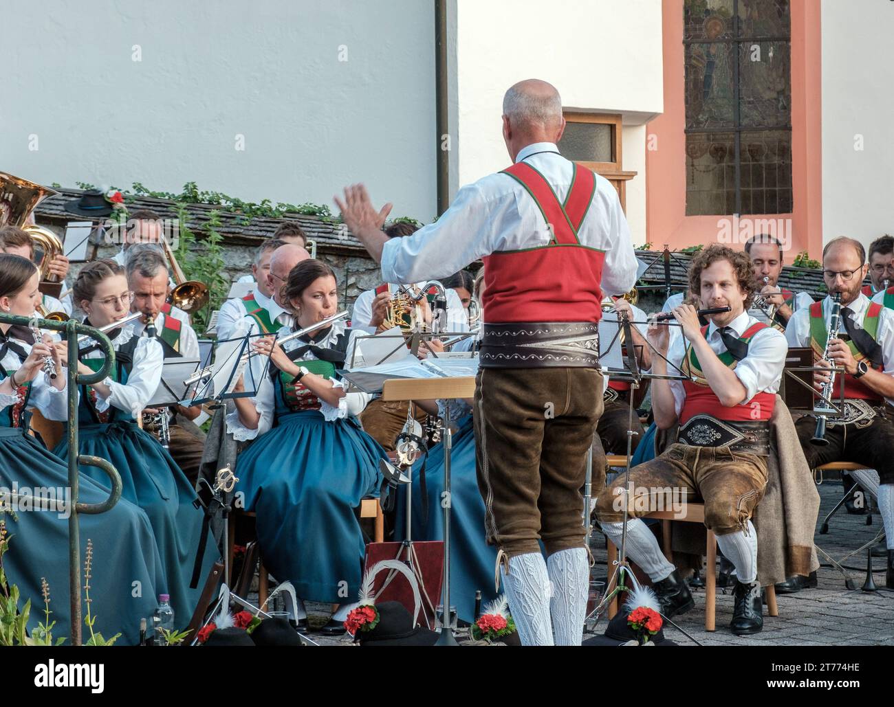 Groupe de musique locale d'Alpbach Autriche, en robe tyrolienne traditionnelle, se produisant dans le centre du village. Banque D'Images