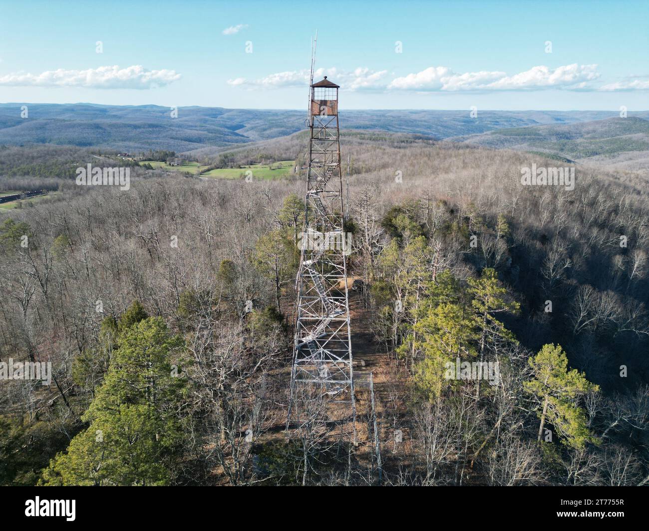 Une vue aérienne d'un paysage montagneux avec une grande tour dépassant des arbres Banque D'Images