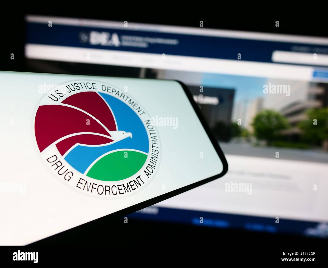 Smartphone avec sceau de la Drug Enforcement Administration (DEA) des États-Unis devant le site Web. Concentrez-vous sur le centre de l'écran du téléphone. Banque D'Images
