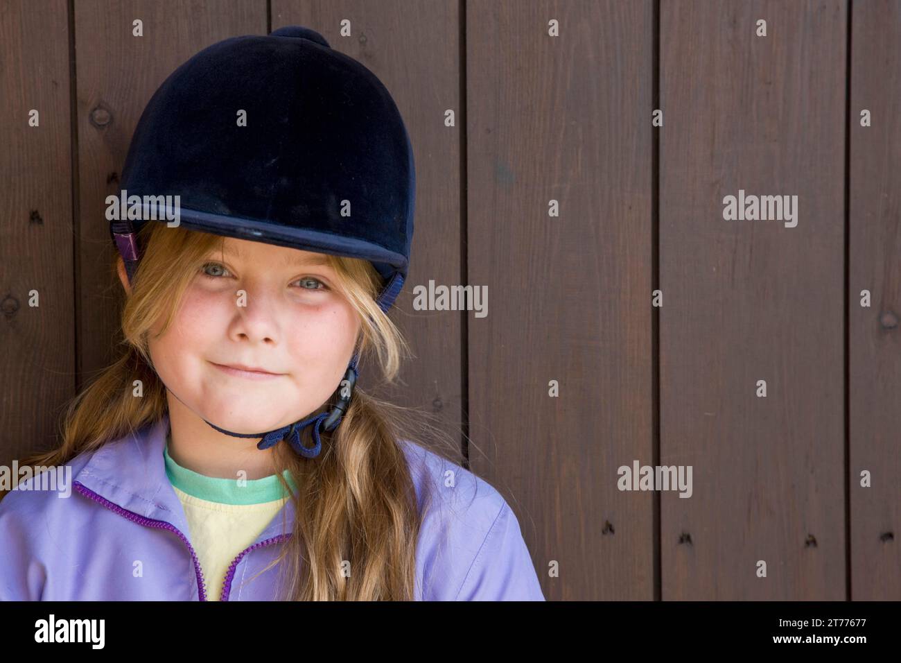 Portrait d'une jeune fille portant un chapeau d'équitation Banque D'Images