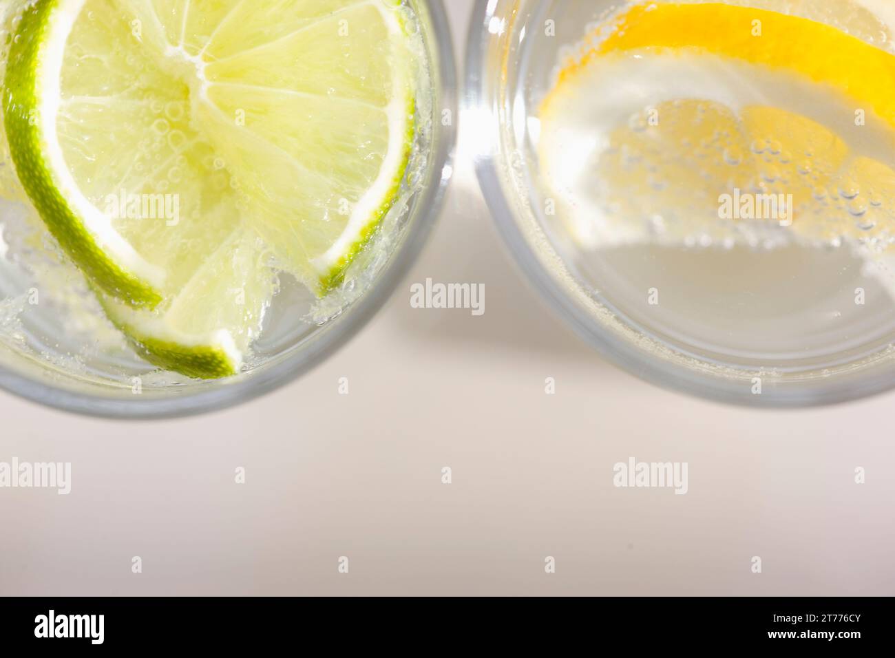 Extreme close up de deux verres d'eau pétillante avec citron et lime Banque D'Images