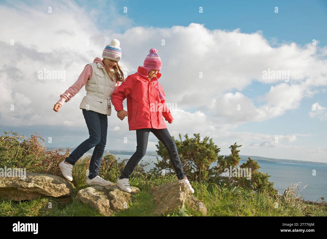 Deux jeunes filles en haut d'une falaise Banque D'Images