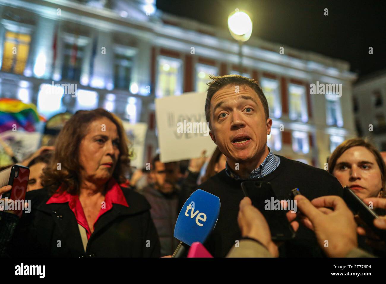 Madrid, Espagne. 13 novembre 2023. Le député du Mas Pais, I'igo Errejon, s'adresse aux médias lors d'une manifestation. Des centaines de militants et de personnes du collectif LGTBIAQ ont organisé une manifestation sous le slogan "pas un pas en arrière", dans le centre de Madrid. Défendre la loi Trans et LGTBI dans la Communauté de Madrid, car Isabel Diaz Ayuso, présidente du gouvernement de Madrid, a l’intention de la modifier. (Photo de David Canales/SOPA Images/Sipa USA) crédit : SIPA USA/Alamy Live News Banque D'Images