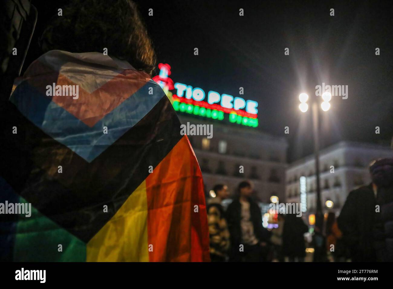 Madrid, Espagne. 13 novembre 2023. Une manifestante porte un drapeau de la LGTBIQ sur son dos pendant la manifestation. Des centaines de militants et de personnes du collectif LGTBIAQ ont organisé une manifestation sous le slogan "pas un pas en arrière", dans le centre de Madrid. Défendre la loi Trans et LGTBI dans la Communauté de Madrid, car Isabel Diaz Ayuso, présidente du gouvernement de Madrid, a l’intention de la modifier. (Photo de David Canales/SOPA Images/Sipa USA) crédit : SIPA USA/Alamy Live News Banque D'Images