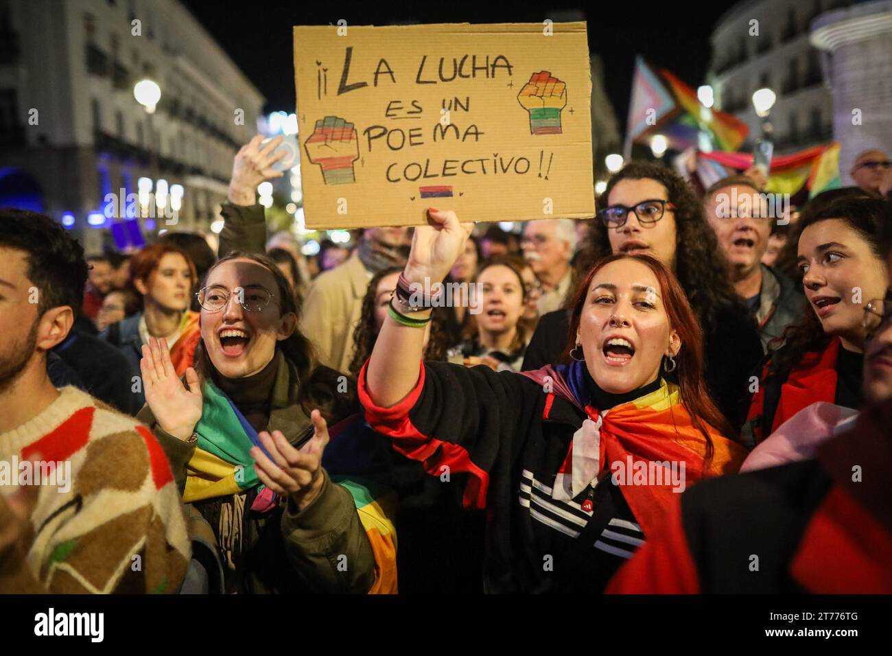 Madrid, Espagne. 13 novembre 2023. Un manifestant porte une pancarte pendant la manifestation. Des centaines de militants et de personnes du collectif LGTBIAQ ont organisé une manifestation sous le slogan "pas un pas en arrière", dans le centre de Madrid. Défendre la loi Trans et LGTBI dans la Communauté de Madrid, car Isabel Diaz Ayuso, présidente du gouvernement de Madrid, a l’intention de la modifier. (Photo de David Canales/SOPA Images/Sipa USA) crédit : SIPA USA/Alamy Live News Banque D'Images