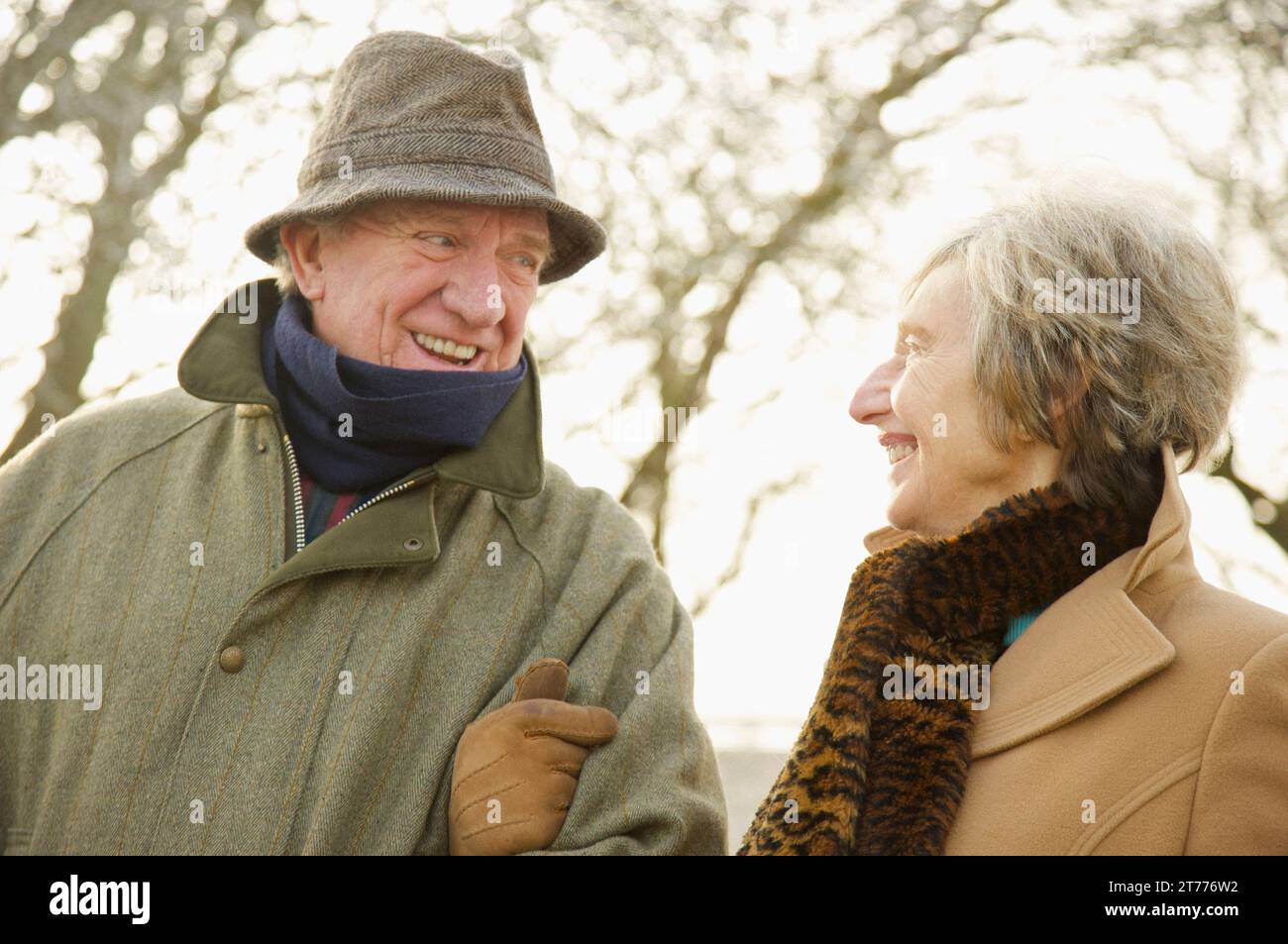 Couple mature se regardant dans un parc Banque D'Images