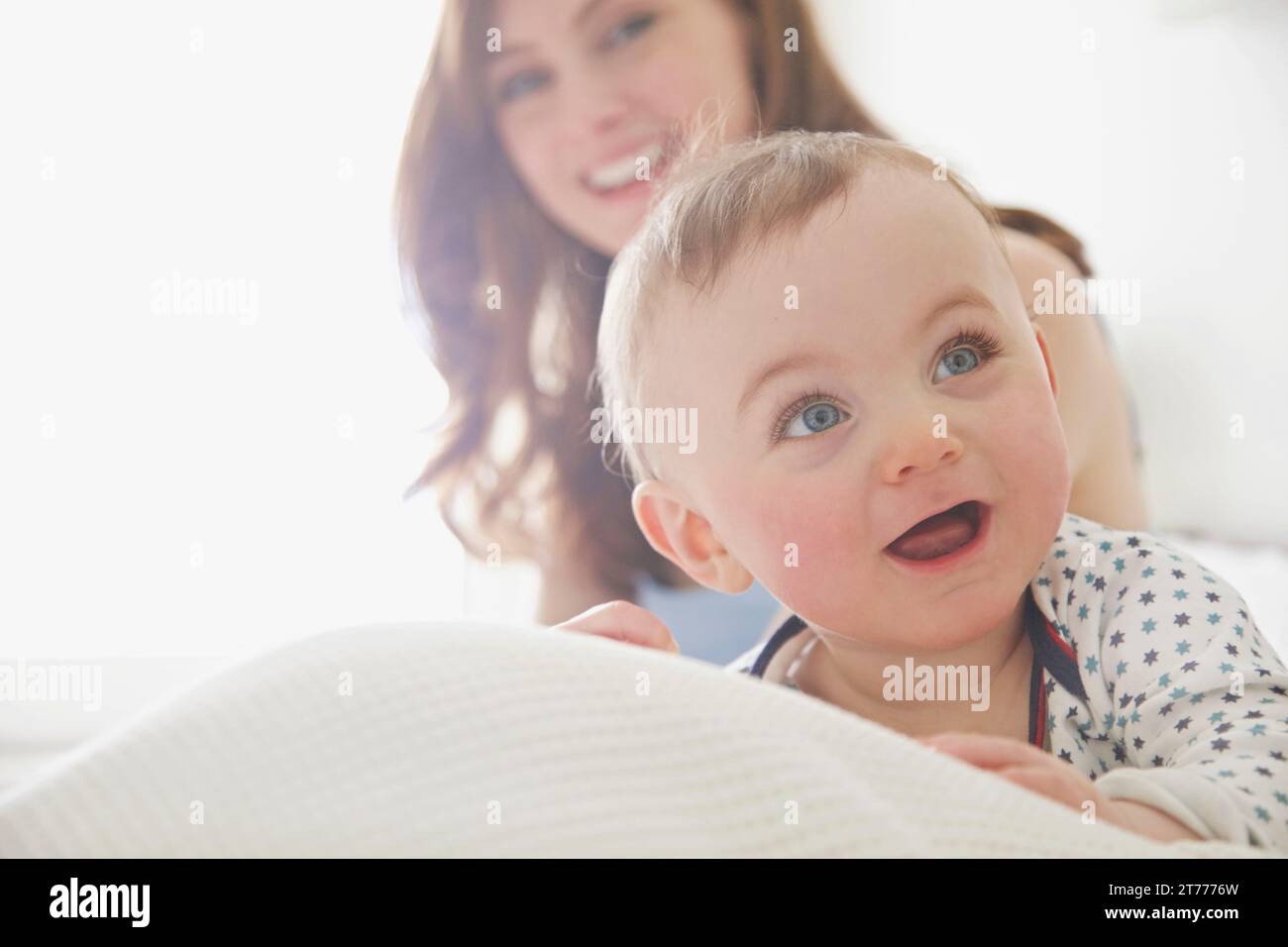 Baby Boy in bed with Mother Banque D'Images