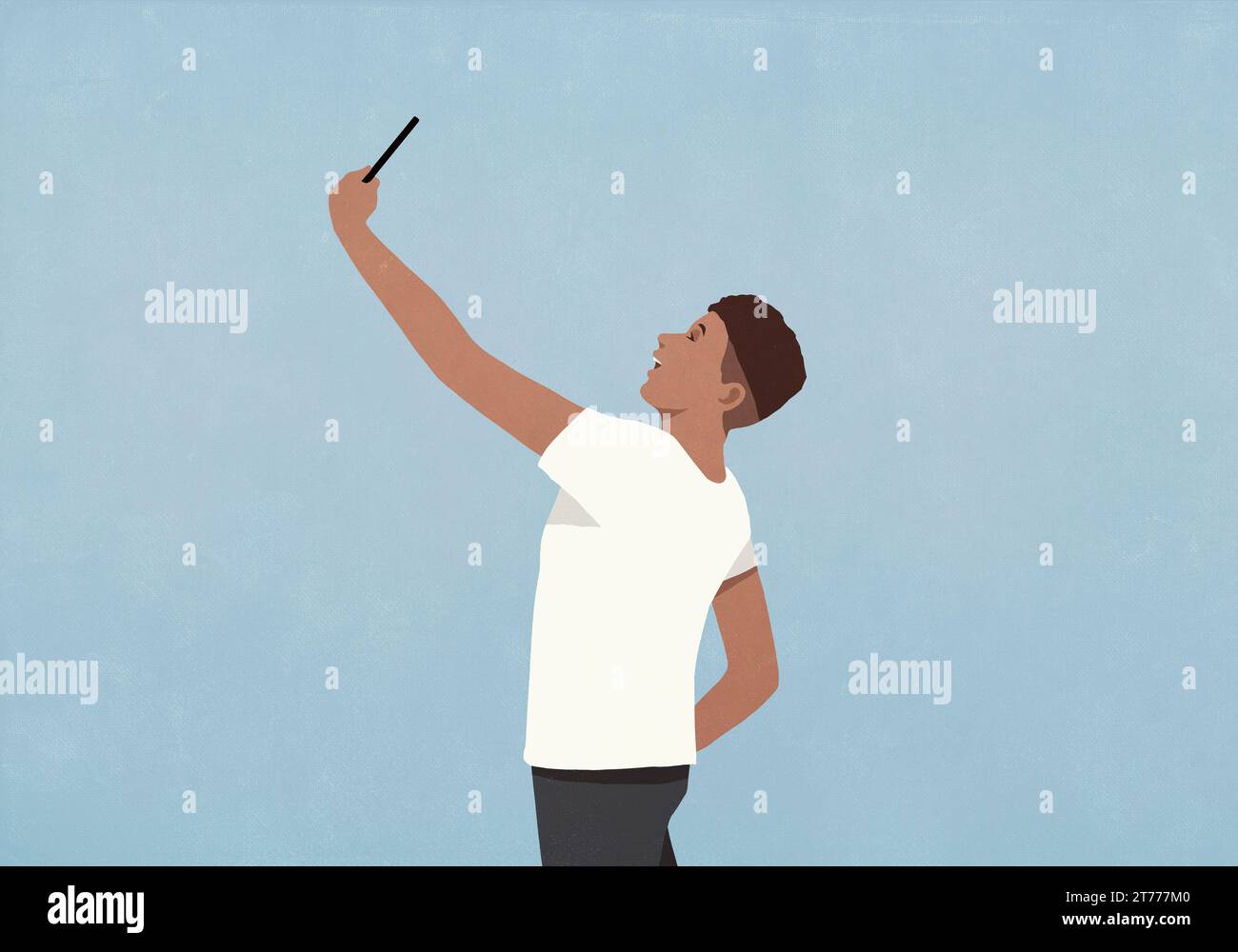 Jeune homme avec le bras levé prenant selfie avec téléphone intelligent sur fond bleu Banque D'Images
