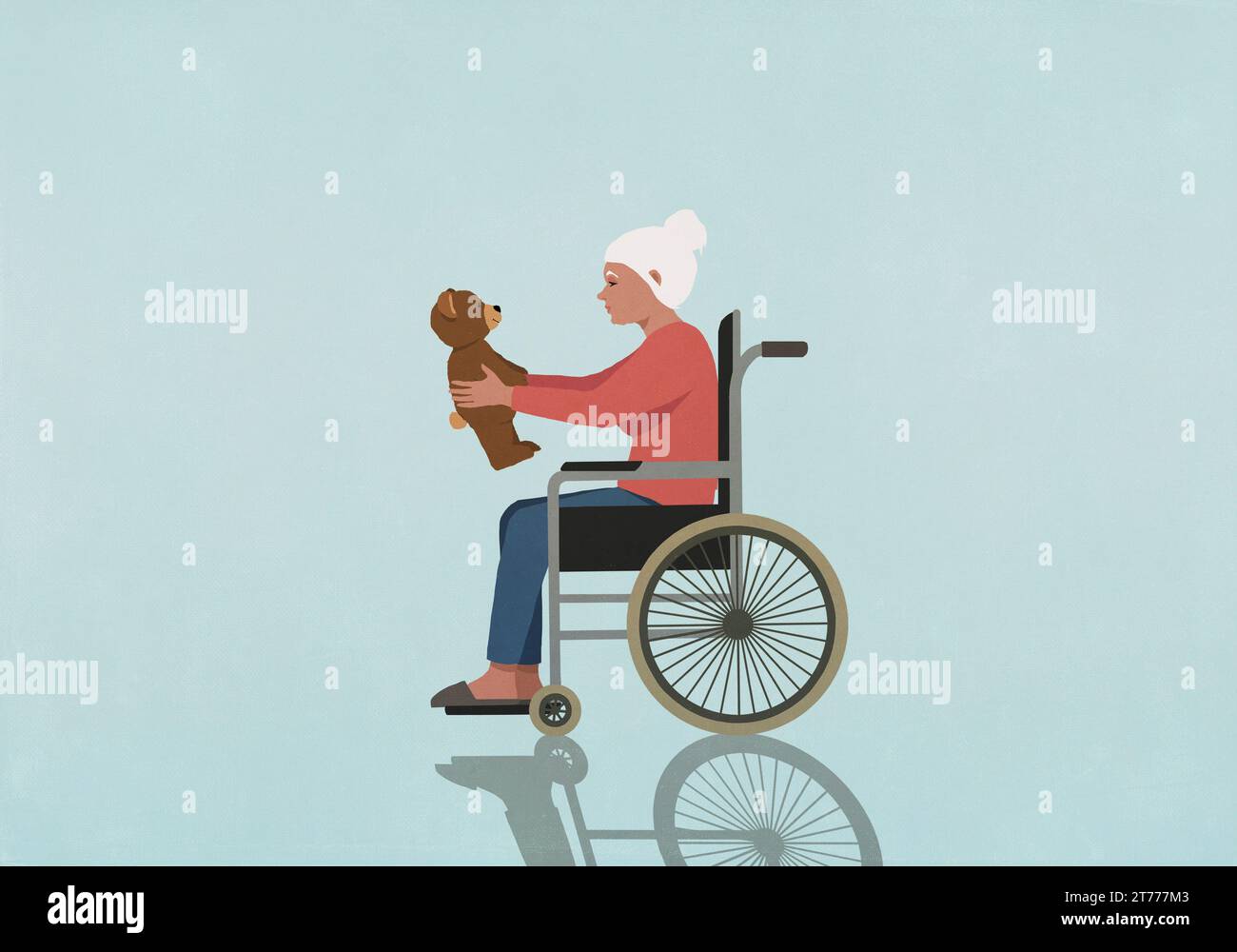 Femme âgée en fauteuil roulant tenant un ours en peluche sur fond bleu Banque D'Images
