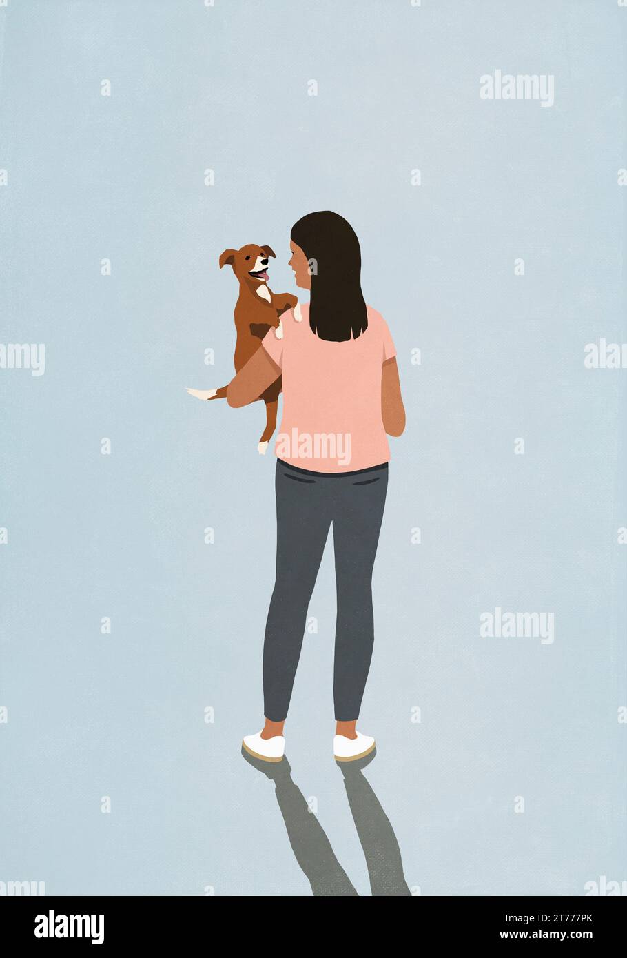 Femme tenant chien chiot heureux sur fond bleu Banque D'Images