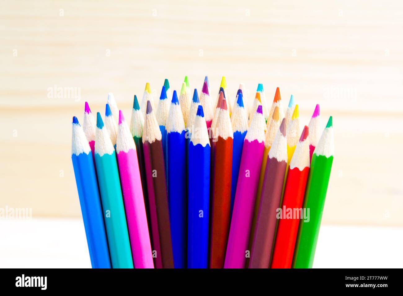 crayons de couleur sur fond de bois Banque D'Images