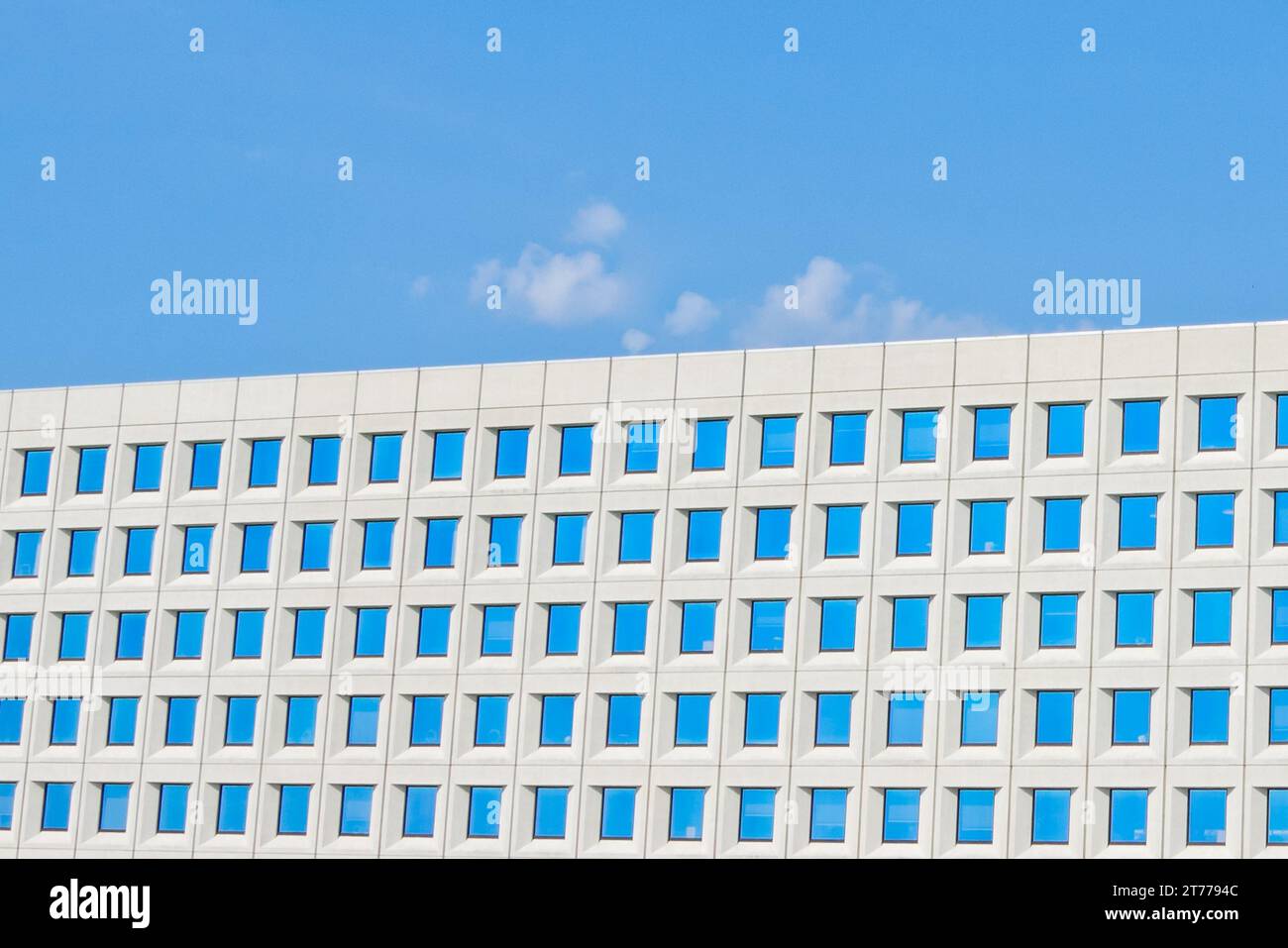 immeuble de bureaux moderne dans un ciel bleu Banque D'Images