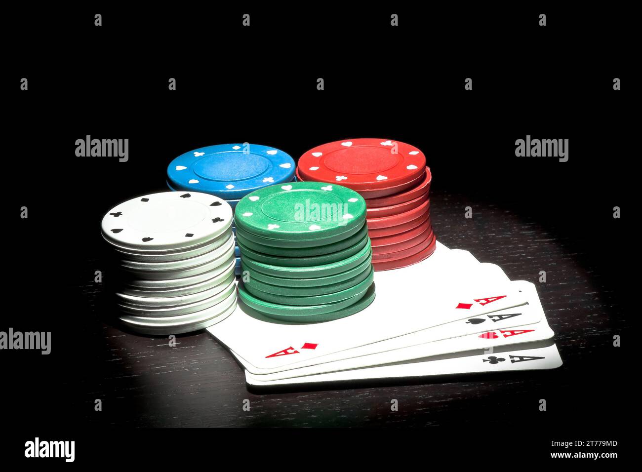 quatre piles de fiches colorées sur un as de poker Banque D'Images