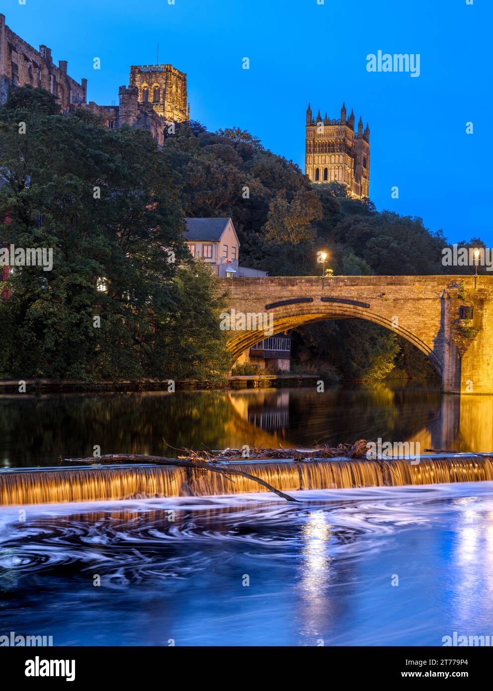 Longue photo de l'aube de Framwellgate Bridge et de la cathédrale de Durham avec les lumières de la ville allumées Banque D'Images