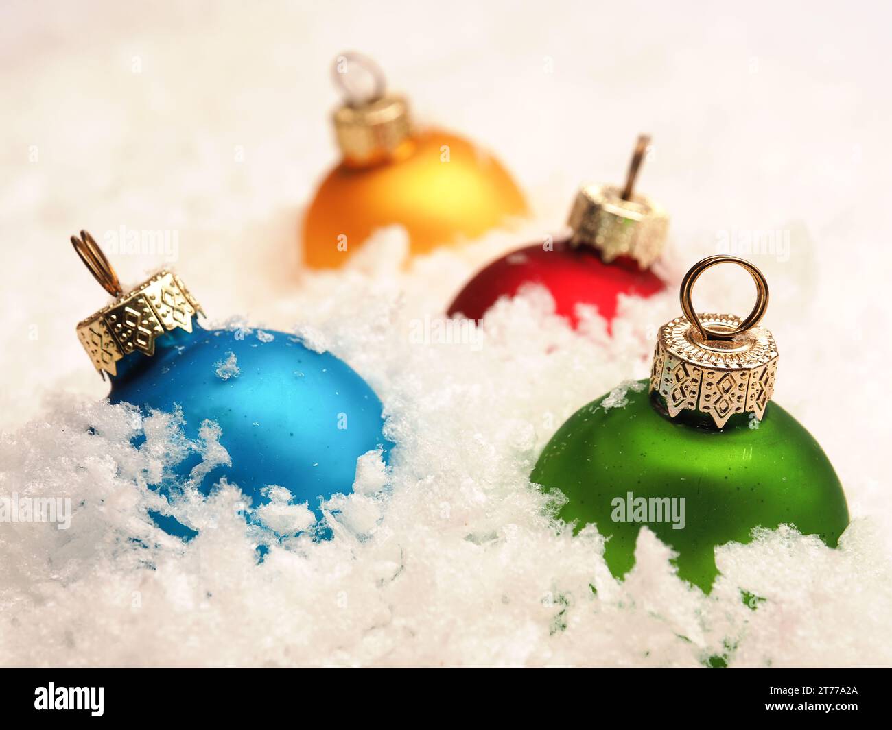 Quatre vieilles boules de Noël vintage dans la neige, dessus de table de saison avec boules de Noël colorées Banque D'Images