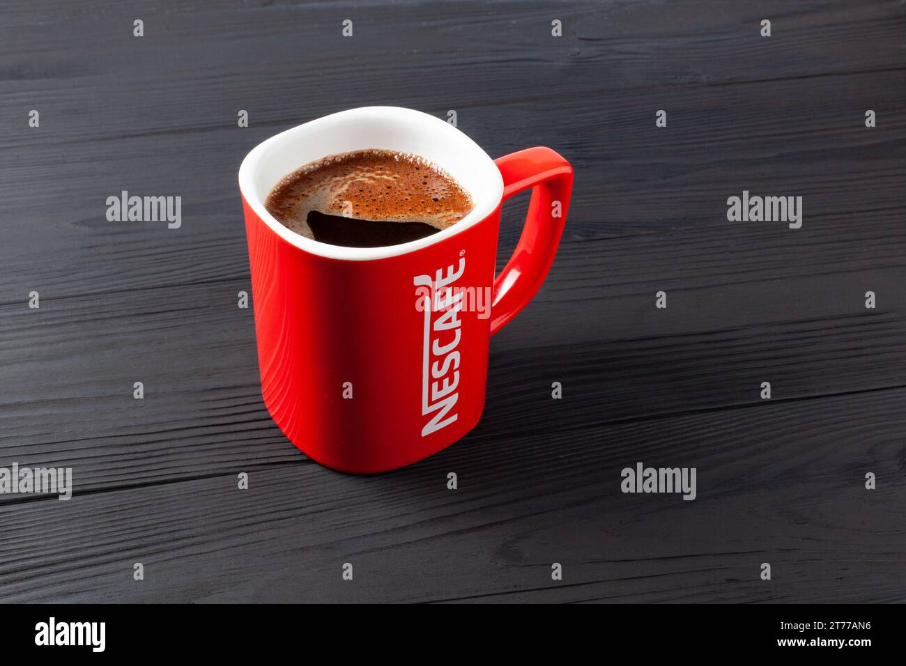 Tasse rouge de nescafé Banque de photographies et d’images à haute ...