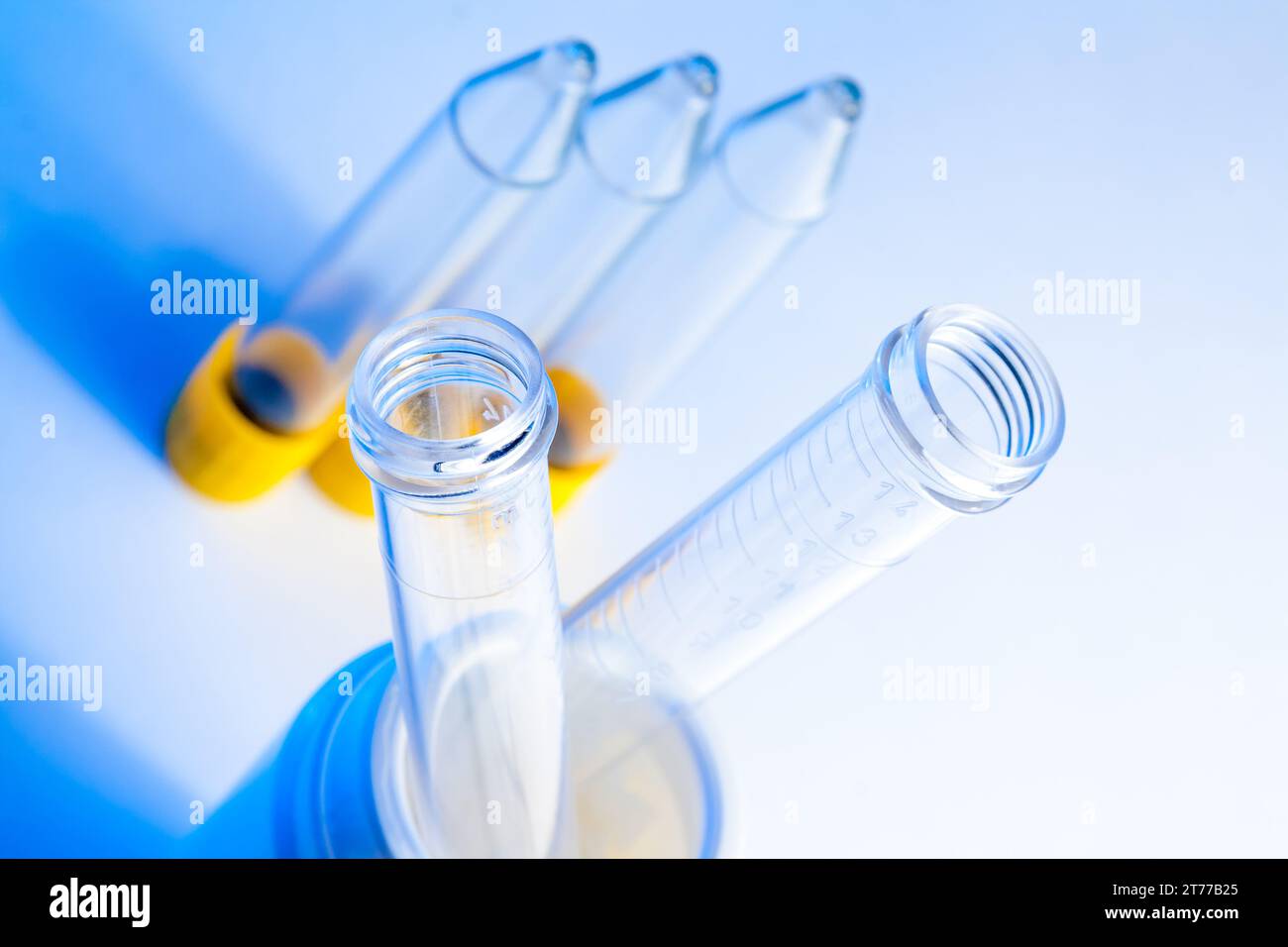 détail des tubes à essai dans le laboratoire sur la table et fond de teinte claire bleue Banque D'Images