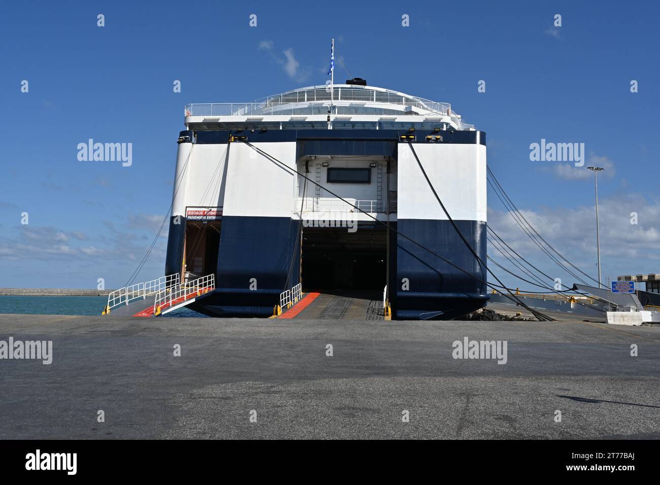 Rampe de poupe ouverte et portes arrière pour le chargement des voitures et l'embarquement des passagers au grand ferry avec coque bleue et blanche. Banque D'Images