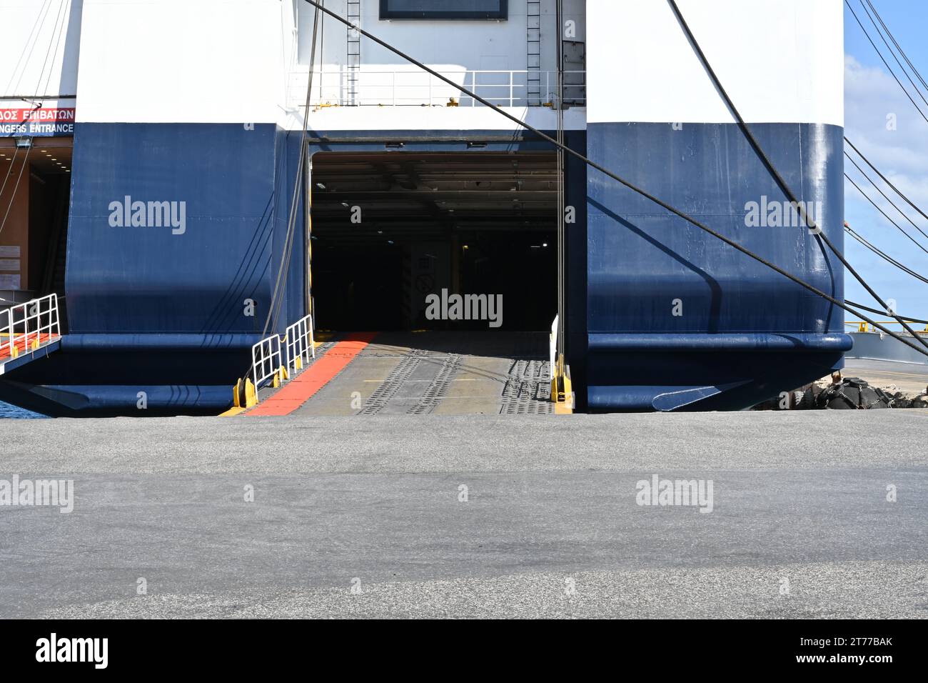 Portes arrière ouvertes et rampe de poupe pour le chargement des voitures et l'embarquement des passagers au grand ferry avec coque bleue et blanche. Banque D'Images