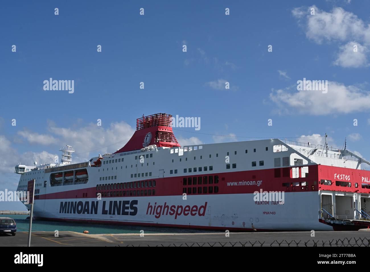 Grand ferry de croisière, Festos Palace, avec coque rouge et blanche est le fleuron des Minoan Lines et est amarré dans le port d'Héraklion en Crète. Banque D'Images