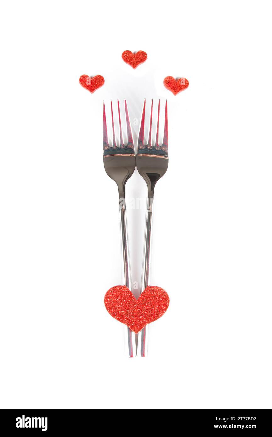 dessus de la vue du coeur rouge décoratif près des fourchettes sur fond blanc avec espace pour le texte, concept dîner de saint-valentin Banque D'Images
