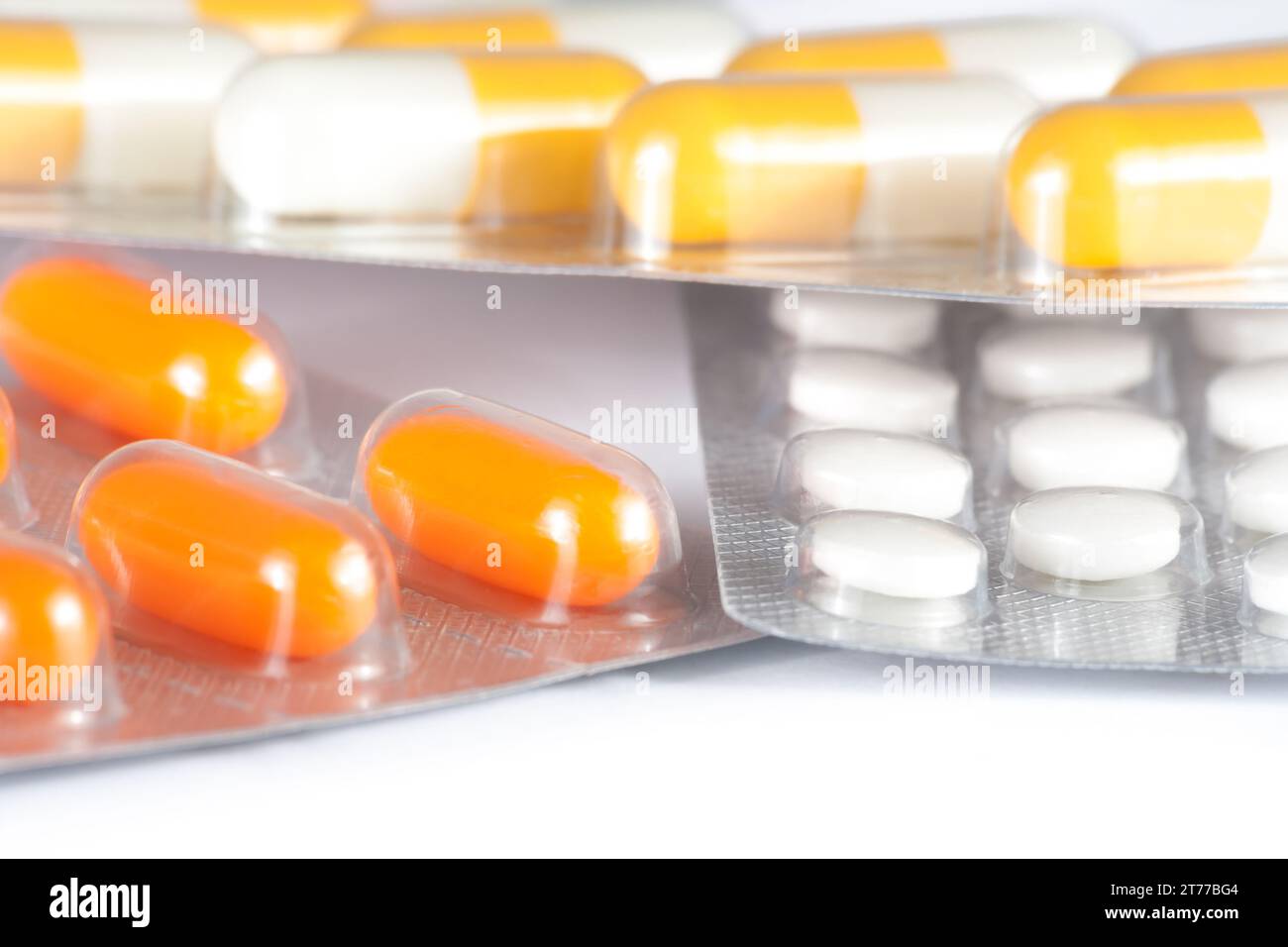 gros plan des pilules de médecine et des capsules emballées dans des blisters sur la table blanche Banque D'Images