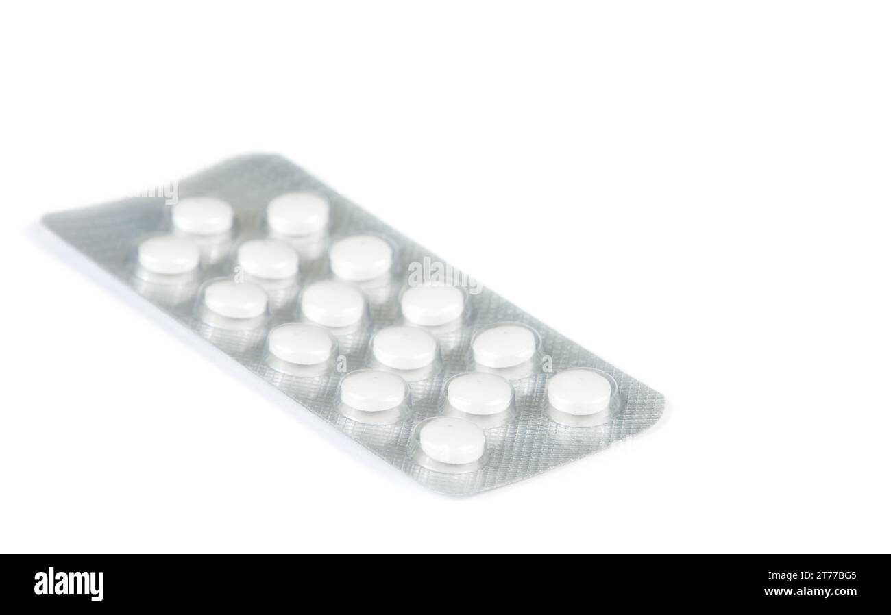 pilules blanches emballées dans blister isolé sur fond blanc avec espace pour le texte Banque D'Images