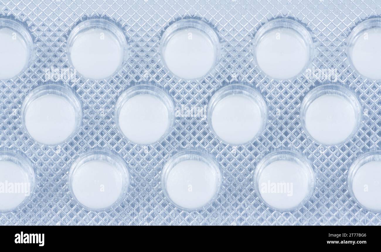 dessus de la vue des pilules blanches emballées dans blister isolé sur fond blanc Banque D'Images