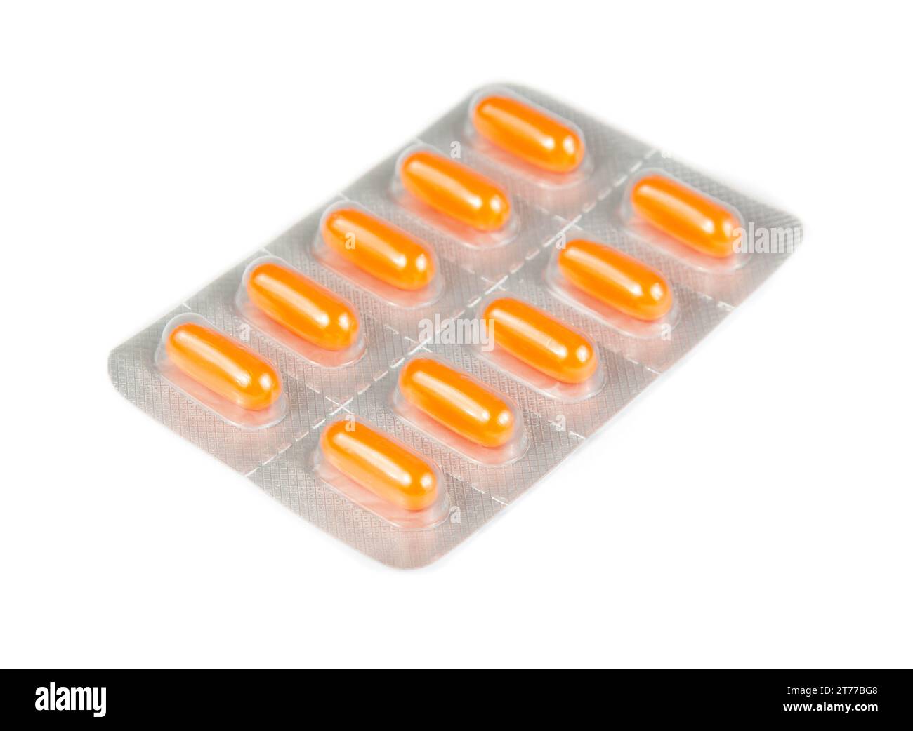 pilules orange emballées dans blister isolé sur fond blanc Banque D'Images