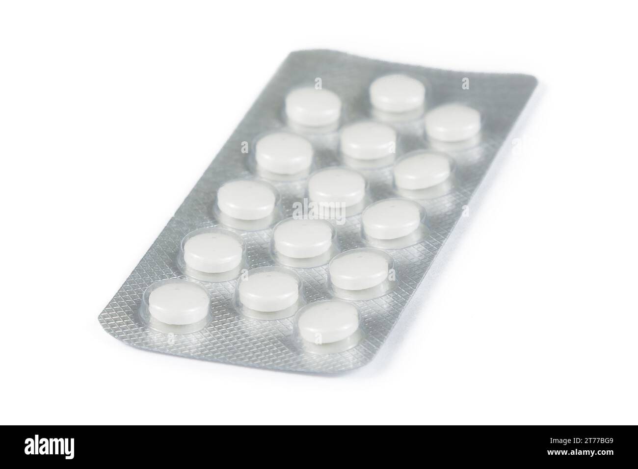 pilules blanches emballées dans blister isolé sur fond blanc Banque D'Images