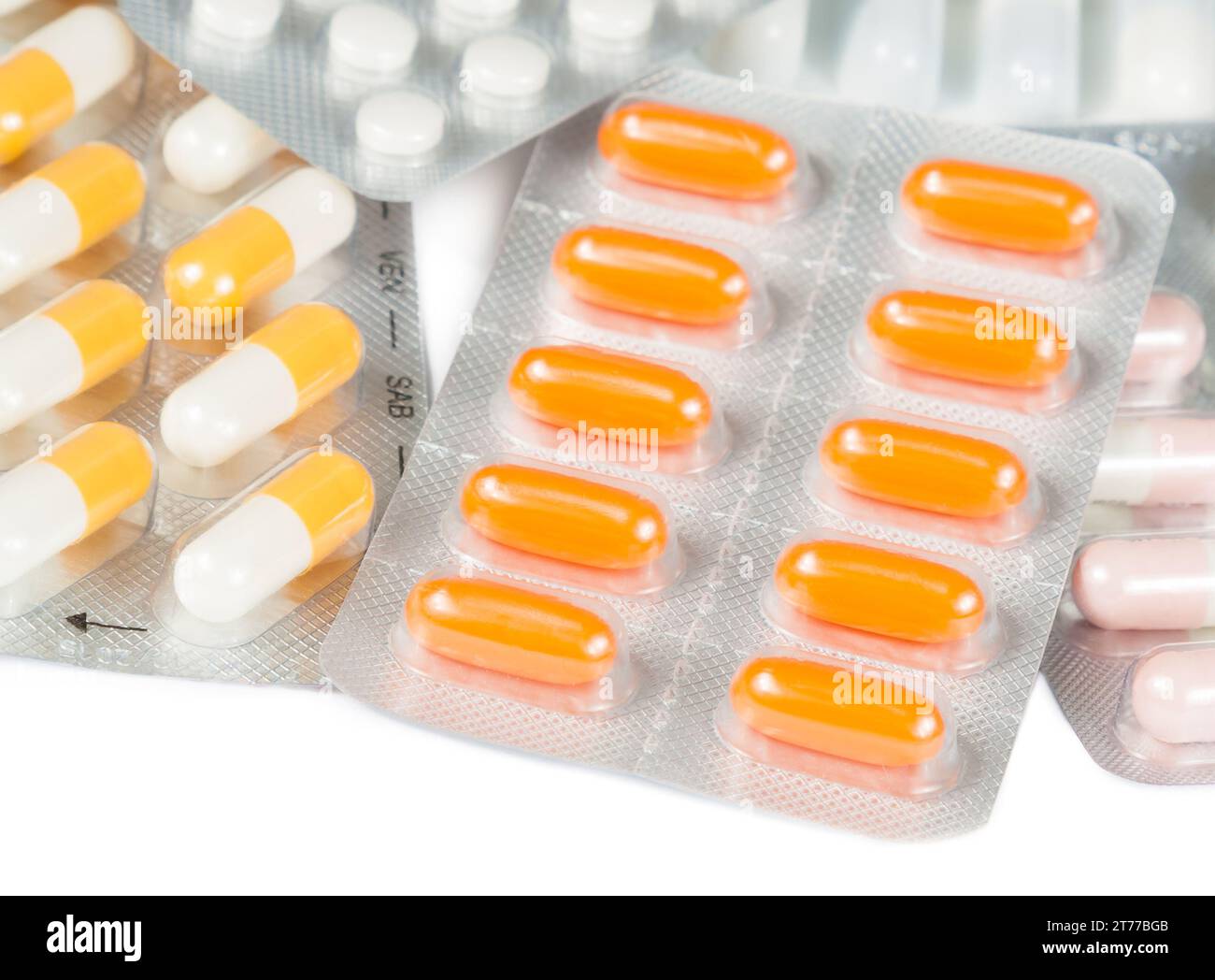 pilules de médecine et capsules emballées dans des blisters isolés sur la table blanche Banque D'Images