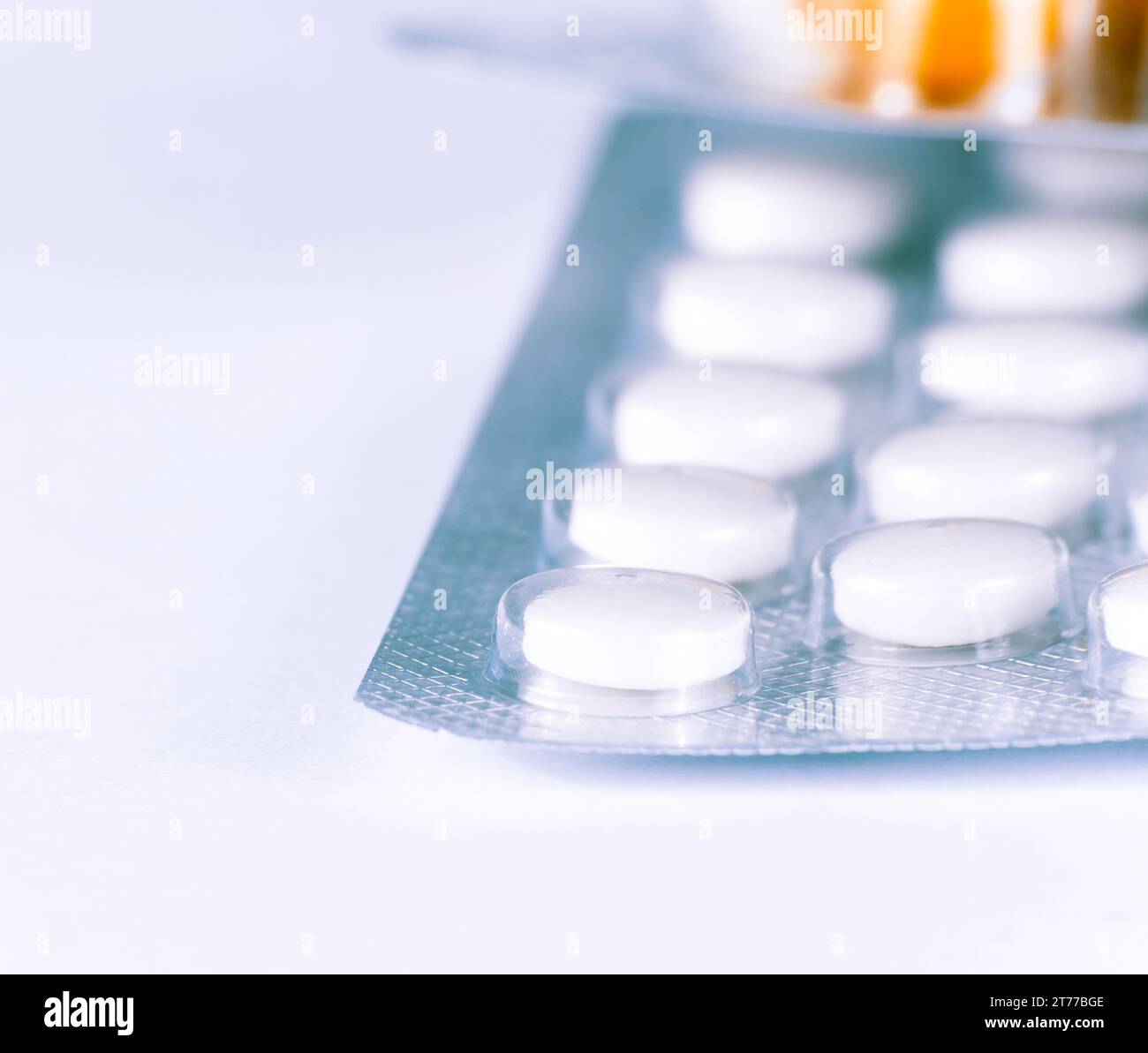 détail des pilules de médecine et des capsules emballées dans des blisters sur la table blanche avec espace pour le texte Banque D'Images