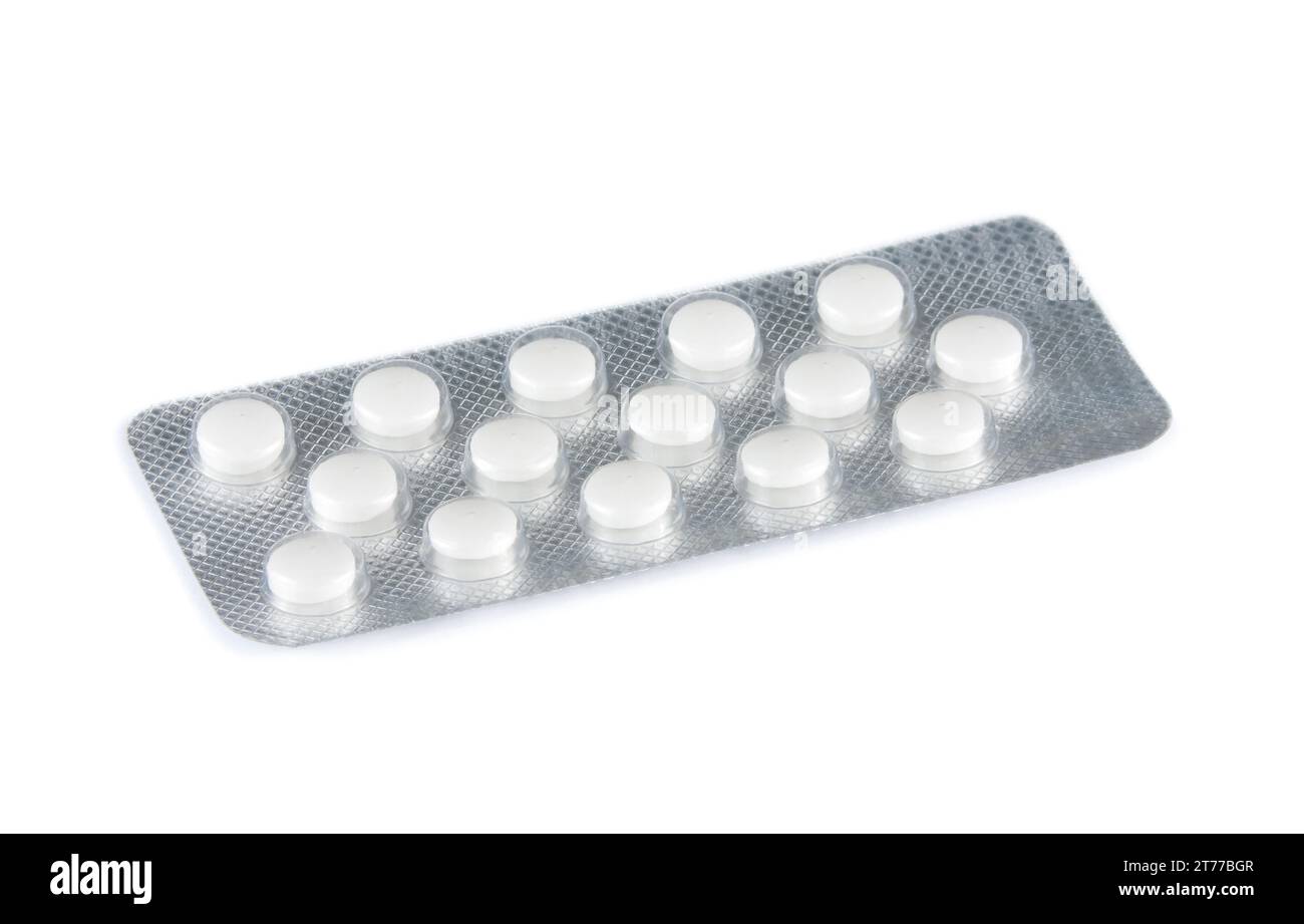 pilules blanches emballées dans blister isolé sur table blanche Banque D'Images