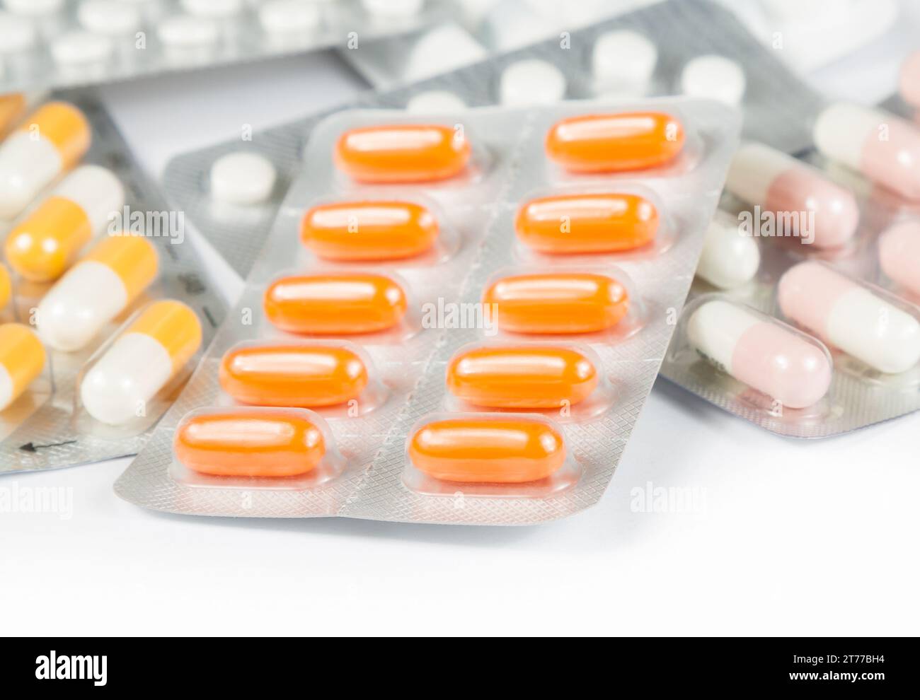 pilules de médecine et capsules emballées dans des blisters sur la table blanche Banque D'Images