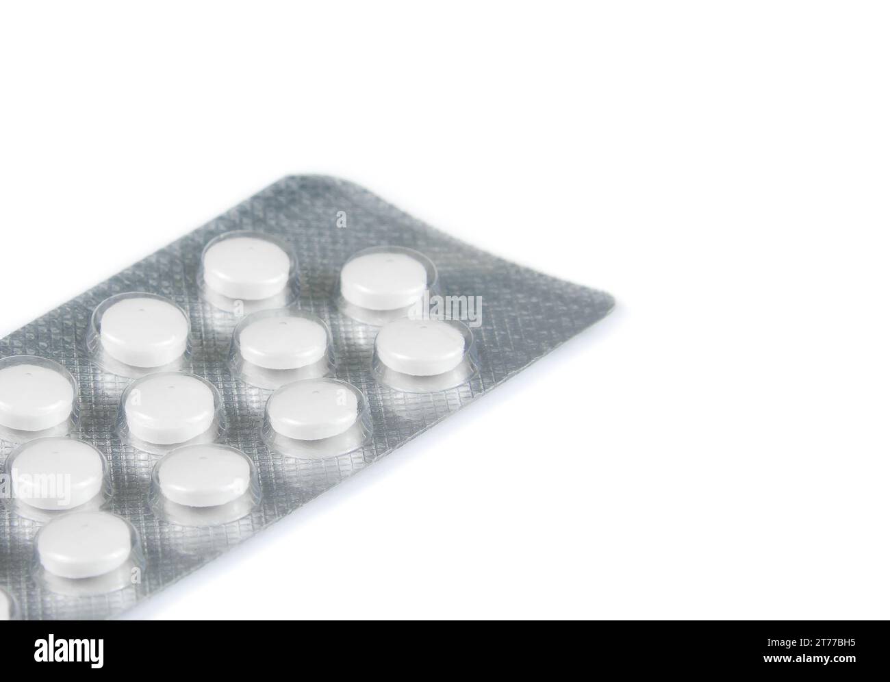 pilules blanches emballées dans blister sur fond blanc avec espace pour le texte Banque D'Images