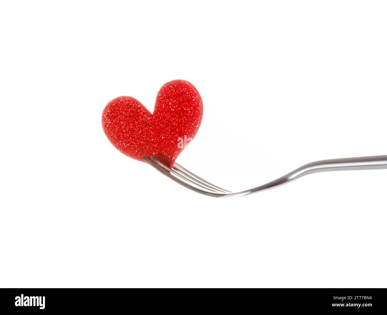 coeur rouge décoratif près d'une fourchette sur fond blanc avec espace pour le texte, concept dîner de saint valentin Banque D'Images