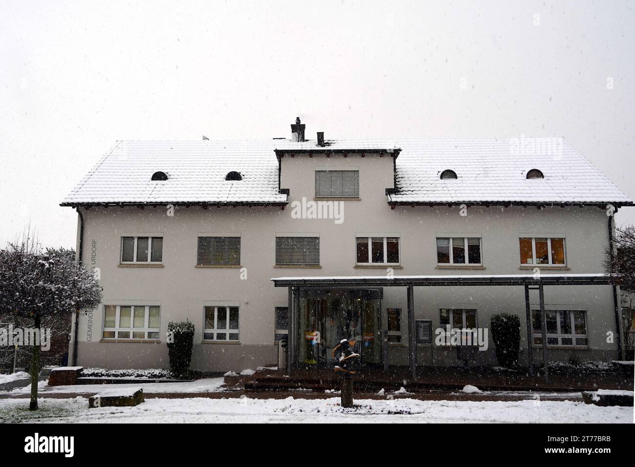 Bâtiment de l'administration communale avec inscription en langue allemande en hiver. Banque D'Images