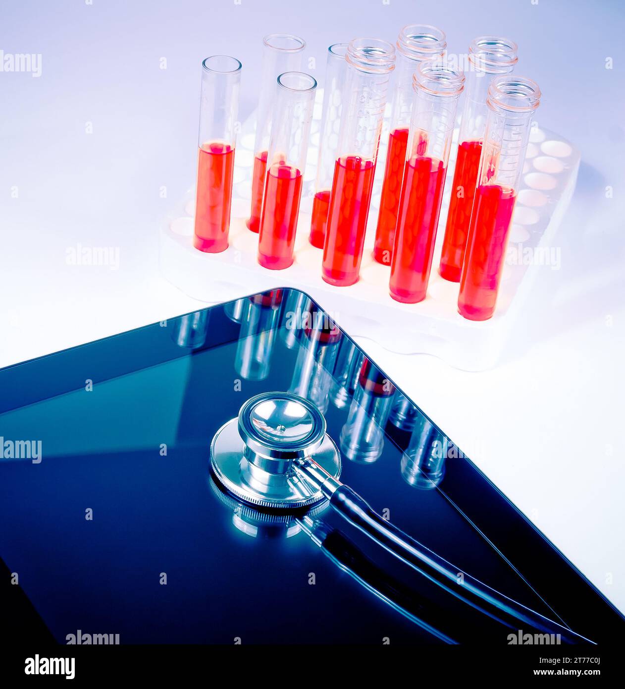 stéthoscope médical sur tablette numérique moderne en laboratoire. Concept de thème médical ou de recherche Banque D'Images